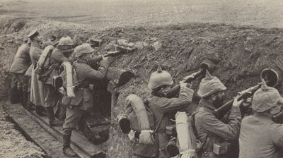 Soldados alemanes en las trincheras en Flandes disparando a través de agujeros hechos con pequeñas cajas de madera y tuberías de alcantarillado de Photographer German