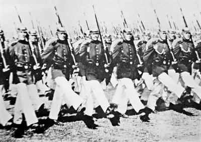Tropas alemanas desfilando ante el Kaiser, 28 de agosto de 1911 de Photographer German