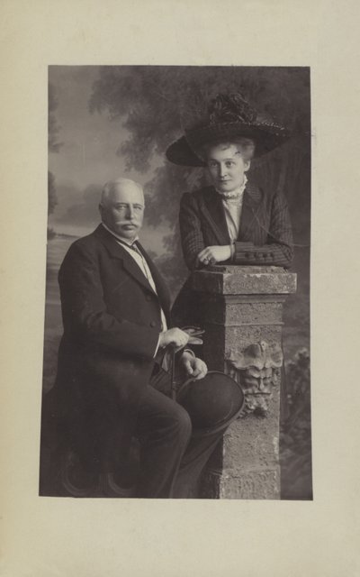 Graf Ferdinand von Zeppelin, diseñador y constructor de dirigibles alemán, y su esposa Isabella de Photographer German