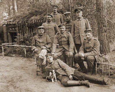 Grupo de soldados alemanes con un perro de Photographer German