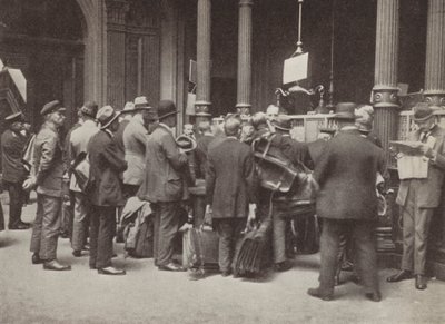 Hiperinflación en la Alemania de Weimar: miembros del público haciendo cola fuera del Reichsbank en Berlín con maletas para llevar su dinero, julio de 1923 de Photographer German