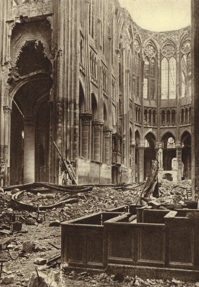 Interior de la Basílica de Saint Quentin, Francia, destruida por el bombardeo aliado, Primera Guerra Mundial de Photographer German