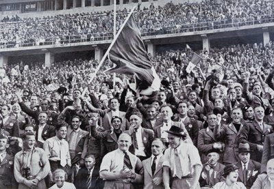 Aficionados italianos apoyando a sus atletas en el estadio de los Juegos Olímpicos, Berlín, Alemania de Photographer German