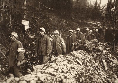 Prisioneros italianos en Tolmin llevados de regreso a través de sus propias posiciones el primer día de batalla, 24 de octubre de 1917 de Photographer German