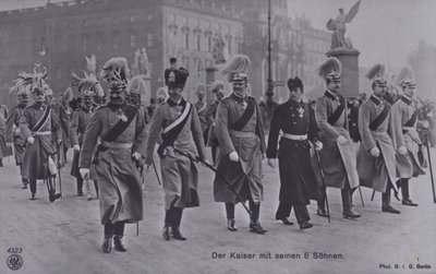 Kaiser Wilhelm II de Alemania y sus seis hijos en uniforme militar de Photographer German