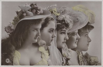 Fila de mujeres con vestimenta histórica de Photographer German