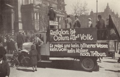 Camión pintado con eslóganes comunistas en las calles de Berlín, Alemania de Photographer German