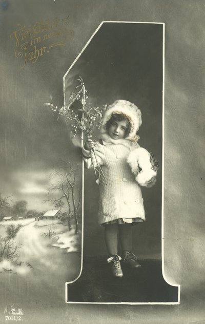 Tarjeta de Año Nuevo con niña en capucha de piel de Photographer German