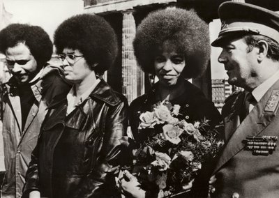 El 11 de septiembre de 1972, la valiente comunista estadounidense y defensora de los derechos civiles Angela Davis fue cordialmente recibida por los soldados del Ejército Popular Nacional de la República Democrática Alemana en la Puerta de Brandeburgo de Photographer German