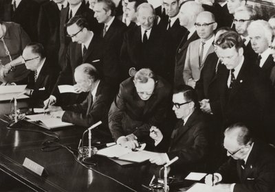 El 3 de junio de 1972, los ministros de exteriores de las Cuatro Potencias firmaron el protocolo final del Acuerdo Cuatripartito sobre Berlín Occidental en el edificio anteriormente utilizado por el Consejo de Control Aliado en el sector americano de Berlí de Photographer German