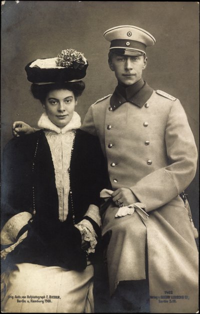La princesa Cecilia con el príncipe Guillermo, abrigo y sombrero de Photographer German