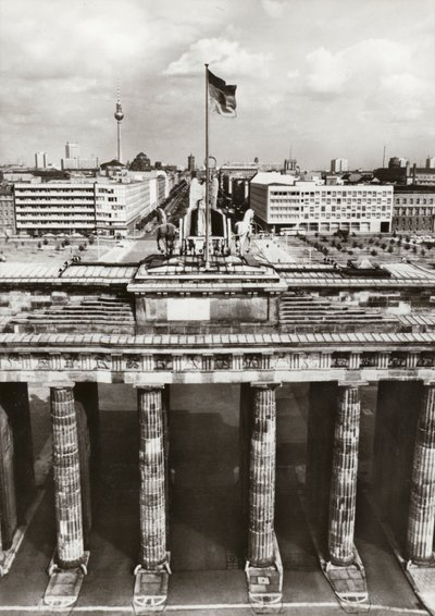 Protegida por fronteras seguras, continúa la construcción de la capital de la RDA (foto en blanco y negro) de Photographer German
