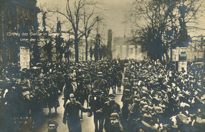 Tropas alemanas regresando marchando en Unter den Linden, Berlín, diciembre 1918 de Photographer German