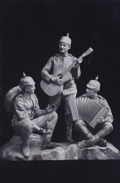 Escultura que representa a un grupo de soldados alemanes de la Primera Guerra Mundial tocando música (foto en b/n) de Photographer German