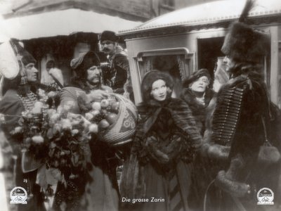 Fotograma de la película "La emperatriz escarlata" con Marlene Dietrich de Photographer German