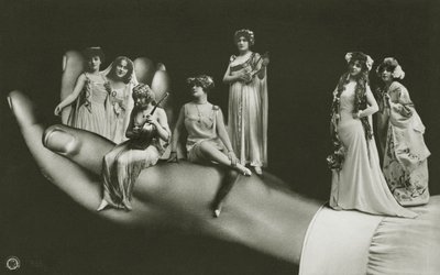 Mano surrealista sosteniendo mujeres variadas de Photographer German
