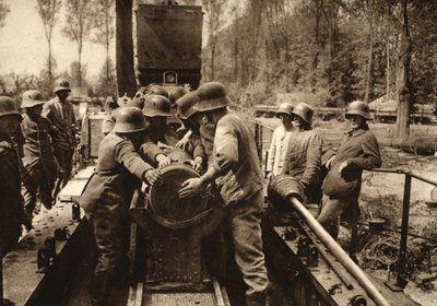 El granada de 38 cm se carga en su tubo de Photographer German