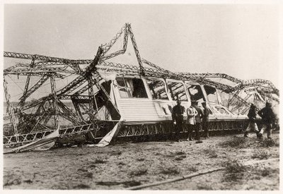 Las ruinas del Zeppelin LZ10 "Schwaben" después de su destrucción el 28 de junio de 1912 de Photographer German