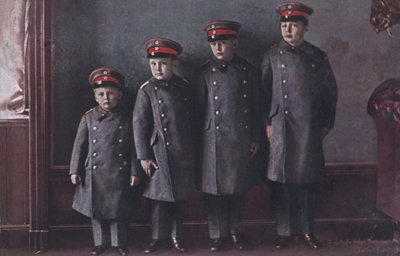 Los hijos del príncipe heredero Guillermo de Alemania en uniforme militar de Photographer German