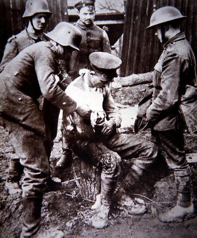 Ordenanza médica alemana de la Primera Guerra Mundial atendiendo a un soldado británico herido en el Frente Occidental de Photographer German