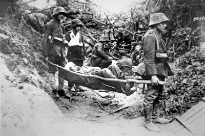 Soldados alemanes de la Primera Guerra Mundial llevando a un camarada herido en una camilla improvisada, cerca de Soissons, junio de 1918 de Photographer German