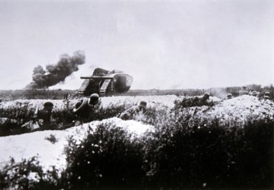 Tropas de asalto alemanas de la Primera Guerra Mundial armadas con lanzallamas avanzan, apoyadas por un tanque británico Mark IV capturado de Photographer German