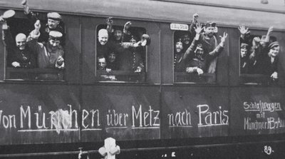 Tropas alemanas de la Primera Guerra Mundial parten al frente en un vagón de tren con el mensaje 