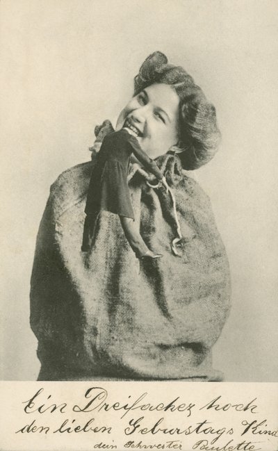 Mujer mordiendo la cabeza de una muñeca de Photographer German