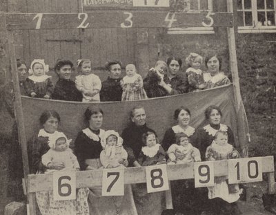 Mujeres y niños de la Francia ocupada del Norte posando para una fotografía alemana de Photographer German