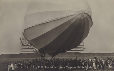Zeppelin LZ III después de aterrizar en el campo de tiro de Tegel, Berlín de Photographer German
