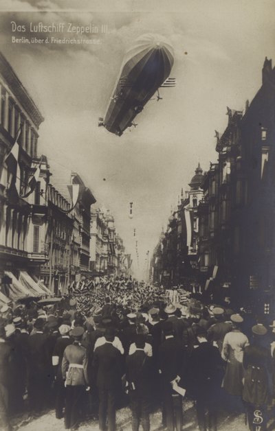 Zeppelin LZ III sobrevolando Friedrichstrasse, Berlín de Photographer German