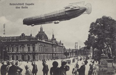 Dirigible Zeppelin volando sobre Berlín de Photographer German