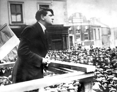 Última foto del político irlandés Michael Collins, durante su discurso al Comité de Skibereen, marzo de 1922 (foto en blanco y negro) de Photographer Irish