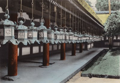 Japón, c.1912: Faroles de Bronce en el Templo Kasuga, Nara de Photographer Japanese