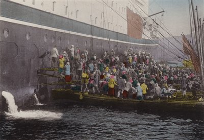 Japón, c.1912: Carga de carbón en el barco en el Puerto de Nagasaki de Photographer Japanese