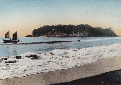 Japón, c.1912: Isla Enoshima vista cerca de Kamakura de Photographer Japanese