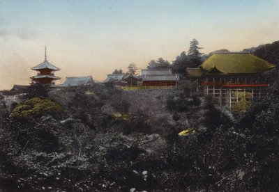 Japón, c.1912: Templo Kiyomizu conocido por su escenario colgante en el borde del precipicio y una vista de la ciudad de Kioto de Photographer Japanese