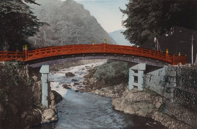 Japón, c.1912: Puente Sagrado en Nikko, 90 millas al norte de Tokio de Photographer Japanese