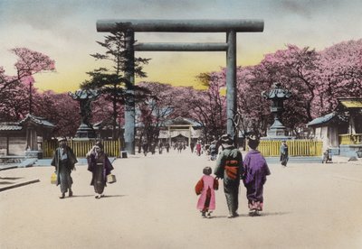 Japón, c.1912: El enorme Torii de bronce para Shokonsha o Santuario de invocación de espíritus para soldados muertos en problemas nacionales, Tokio de Photographer Japanese