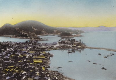 Japón, c.1912: Tomo en la Provincia de Bingo en el mar interior; Un pequeño puerto famoso por su belleza de Photographer Japanese
