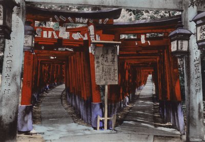 Japón, c.1912: Avenidas Torii, Santuario de Fushimi cerca de Kioto de Photographer Japanese