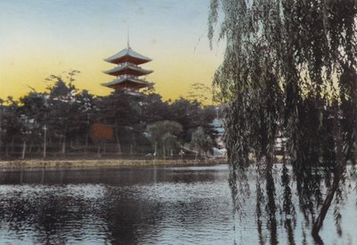 Japón, c.1912: Vista de la Pagoda en Nara desde el Estanque Sarusawa de Photographer Japanese