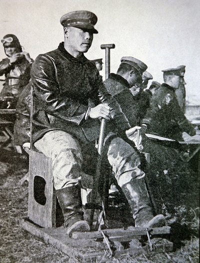 Pilotos japoneses en entrenamiento básico, usando joystick de madera, barra de timón y acelerador de Photographer Japanese