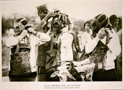 Escolares japonesas en Tokio se preparan para un simulacro de ataque aéreo con gas de Photographer Japanese