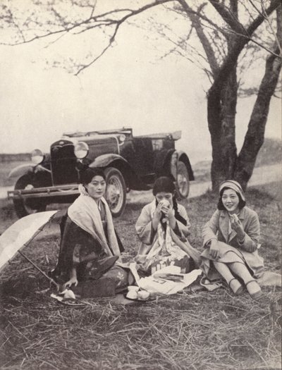 Mujeres japonesas en un picnic vistiendo ropa occidental de Photographer Japanese