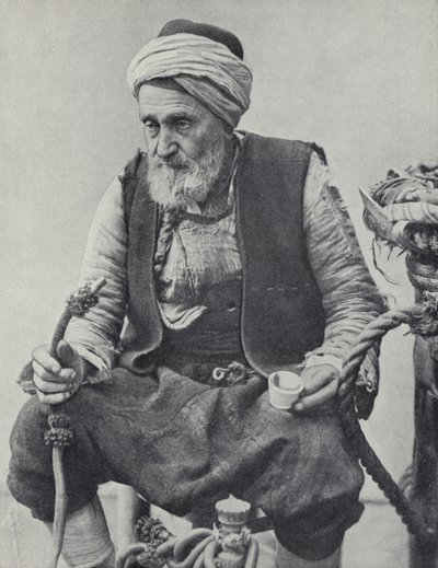 Campesino fumando una pipa de agua, Esmirna, Turquía de Photographer Turkish