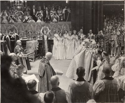 La duquesa Mary, con su corona en alto rindiendo homenaje a la Reina Isabel II en la Coronación de Blaise Nicolas Le Sueur