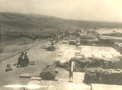 Vista de las excavaciones del palacio de Phaistos, misión arqueológica italiana dirigida por Luigi Pernier y Federico Halbherr, Creta, Grecia de Blaise Nicolas Le Sueur