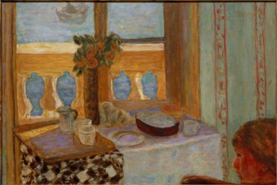 Interior con balcón / Interior claro / Mujer cerca de una ventana / Ventana abierta al mar (Antibes) de Pierre Bonnard