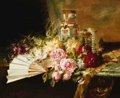 Un Abanico con Rosas, Margaritas y un Jarrón Famille Rose en una Mesa con Mantel de Pierre Garnier